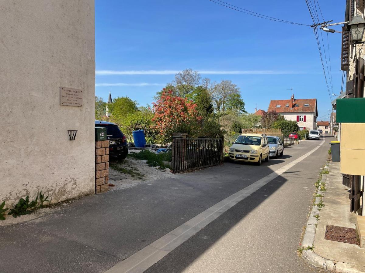 Bienvenue chez vous appartement en RDC avec espace extérieur privé Dole Extérieur photo
